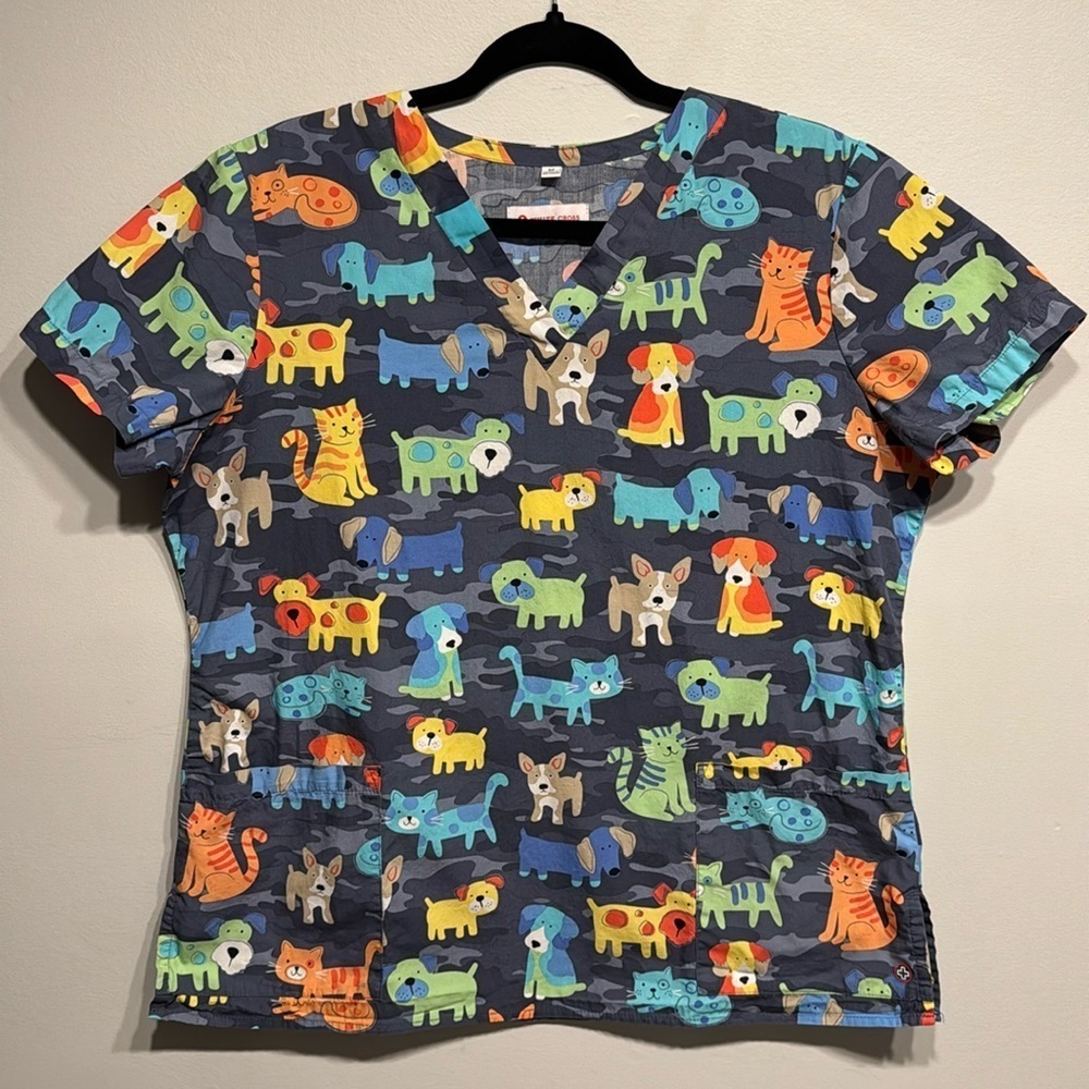 WhiteCross | ScrubTop | Size M | Color Gray with Dogs&Cats - Picture 4 of 8